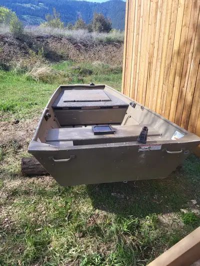 Fishing boat with no oars 2 persons or up to 260lbs 500.00
