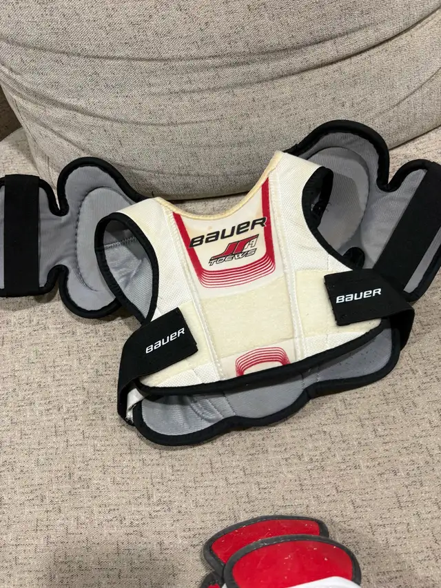 kids youth hockey equipment  in Hockey in Guelph - Image 4