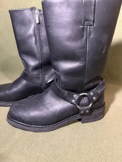 Pretty much brand new Tried on maybe worn a couple hours if that in mint condition Size 10w Great bo...