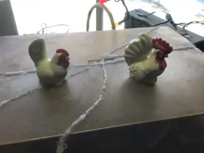 Petits bibelots offerts par les restaurants Saint-Hubert B.B.Q. j’ignore de quelle année ça date, po...