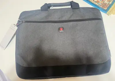Selling a brand new Wenger 17-inch laptop sleeve in classic black. Still has the original tag — neve...