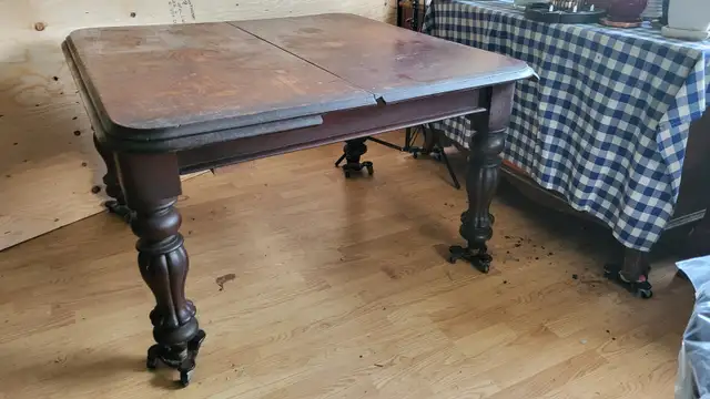 Late Regency table with leaf and 4 chairs in Dining Tables & Sets in City of Halifax - Image 3