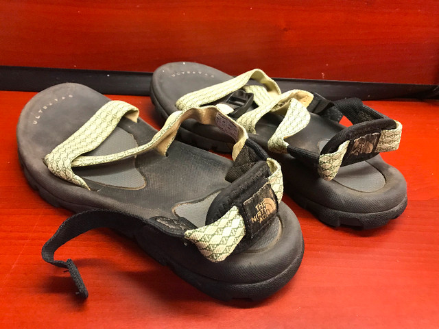 The North Face Girls Size 9 Sports sandals in Women's - Shoes in Oshawa / Durham Region