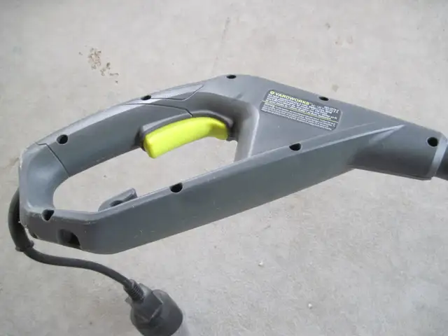 Grass trimmer in Lawnmowers & Leaf Blowers in Belleville - Image 4