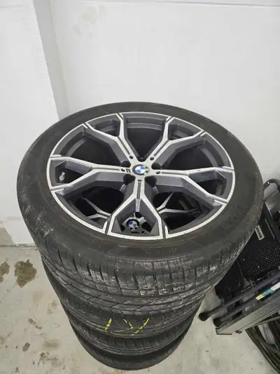 Came off from my 2022 X5 Wheels came with the car from dealership. Perfect condition rims. 0 scratch...