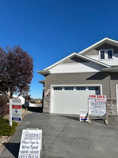 SYLVAN LAKE AB. NEW WALKOUT DUPLEX ON HUGE LOT IN 45+ CLOSE63782602080131120