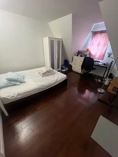 Downtown Toronto – Private Room for Co-op Students or Professionals 218 Euclid Avenue, Toronto, ON A...