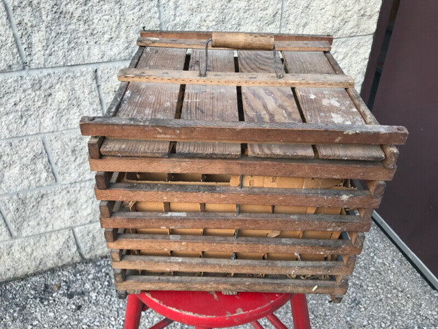 VINTAGE WOODEN FARM EGG CRATE WITH MULTIPLE DIVIDER INSERTS in Arts & Collectibles in Mississauga / Peel Region