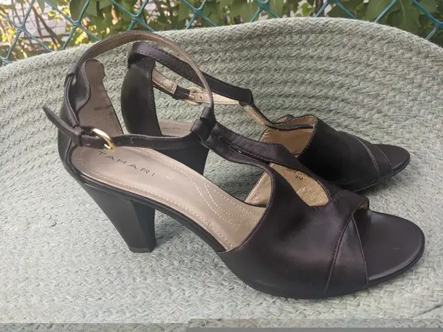 Tahari T-strap shoes - size 9 in Women's - Shoes in Calgary - Image 3