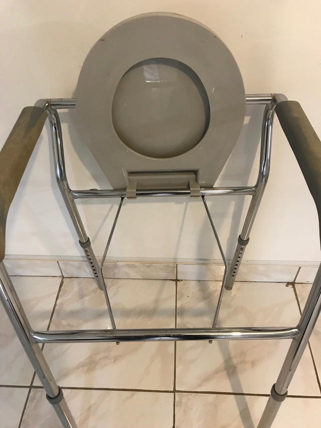 Commode Chair dans Santé et besoins spéciaux  à Laval/Rive Nord - Image 3