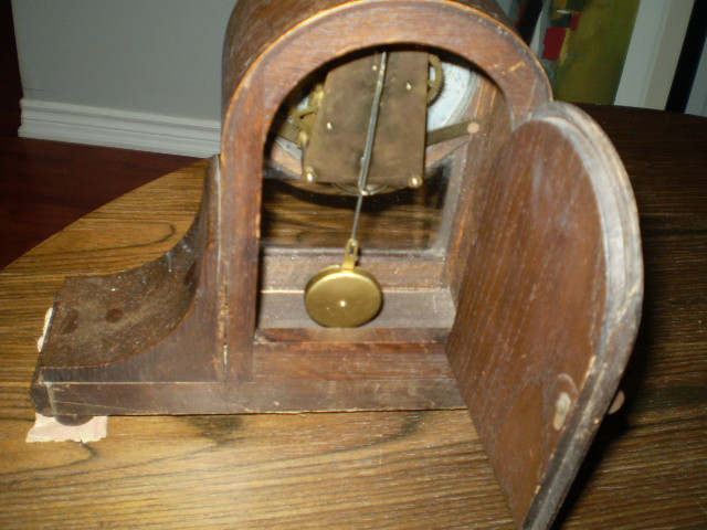 Small Antique Mantel/Shelf/Table Clock Works Great in Home Décor & Accents in New Glasgow - Image 2