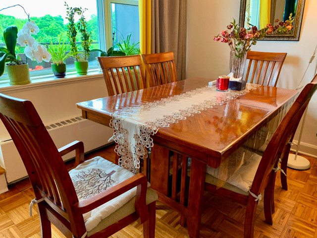 Dining table 7 pcs set in solid wood / Table de salle à manger dans Mobilier de salle à manger et cuisine  à Ville de Montréal