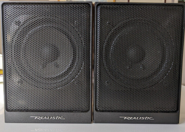 Vintage Realistic Minimus 2.5 Speakers Radio Shack in Stereo Systems & Home Theatre in Gatineau