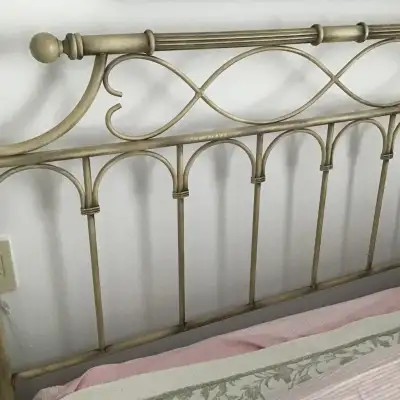 Servie pour une seule personne, excellente condition, vient avec 2 set de draps possibilités de vend...