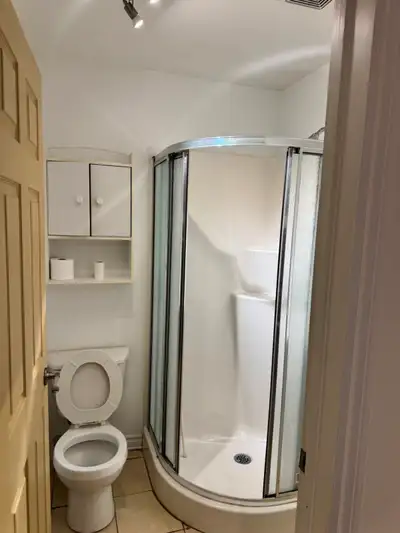 BASEMENT APARTMENT . QUIET BUILDING .