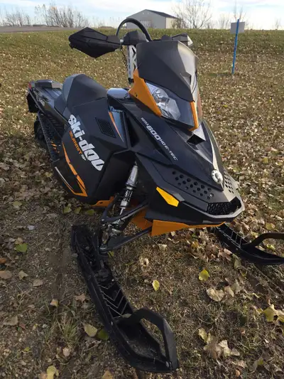 2013 skidoo summit SP 600 etec 146" 5046 miles Electric and pull start Aftermarket can Lin-q mounts...