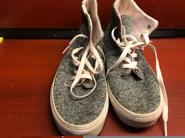 Vans Kids Size 4 -Hi Shoe Charcoal Grey in Women's - Shoes in Oshawa / Durham Region - Image 5