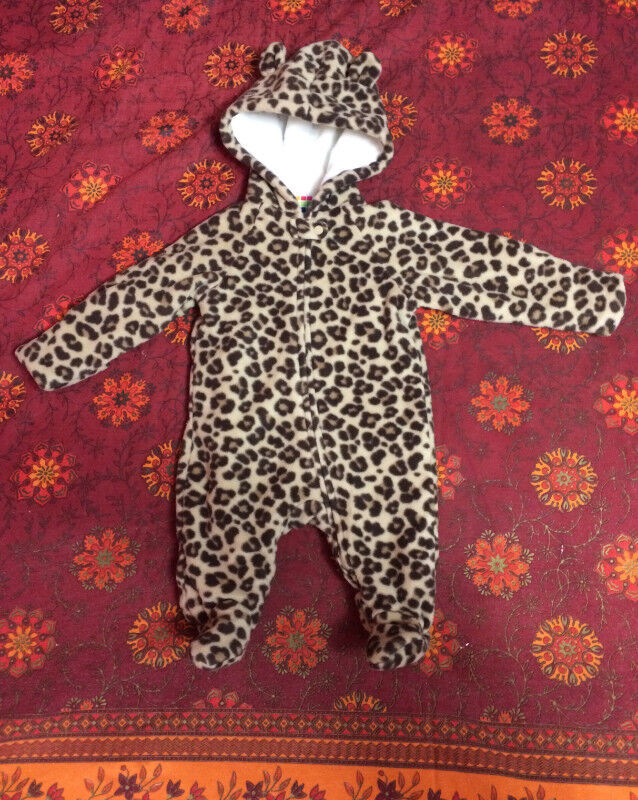 Leopard print lounge snow suit jumpsuit for Twins in Clothing - 0-3 Months in Mississauga / Peel Region - Image 2