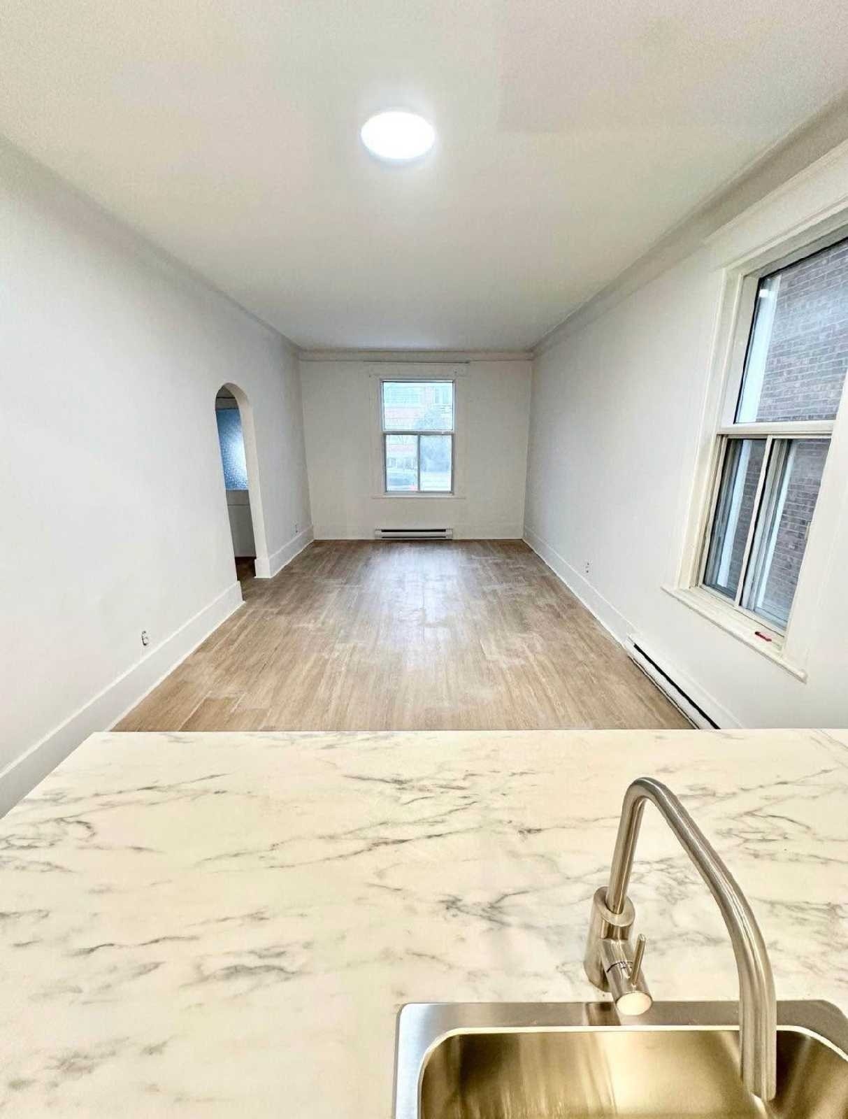 beautiful 5 1/2 with big backyard prvt Parking  2 — photo 2