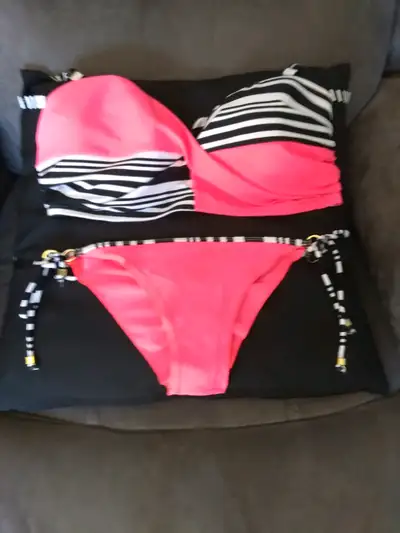 Jamais porté peut se porter sans les bretelles. Acheter chez bikini village. Grandeur small