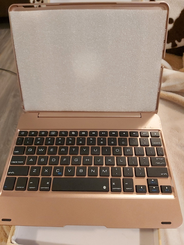 I pad f19/f19b wireless keyboard case in iPad & Tablet Accessories in Dartmouth