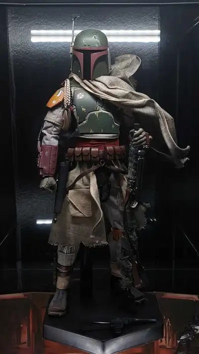 This figure is basically brand new. First owner, purchased straight from Sideshow. Displayed in one...