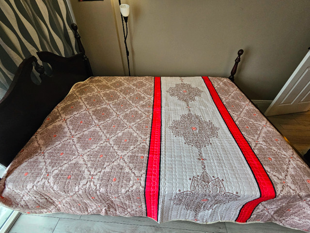 Quee bed with frame, wooden headrest, footrest, box and mattress in Beds & Mattresses in Mississauga / Peel Region - Image 2