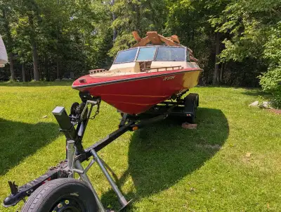 18ft bowrider and tandem axel roller trailer. Project boat, no motor, no controls, no interior. Grea...