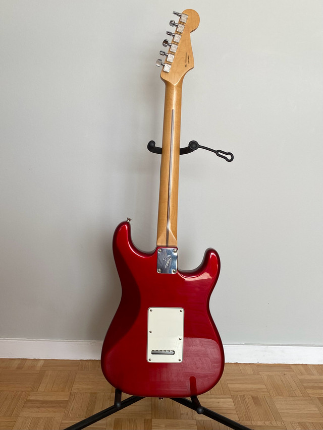 Left handed Fender Stratocaster Player with upgrades  dans Guitares  à Ville de Montréal - Image 2