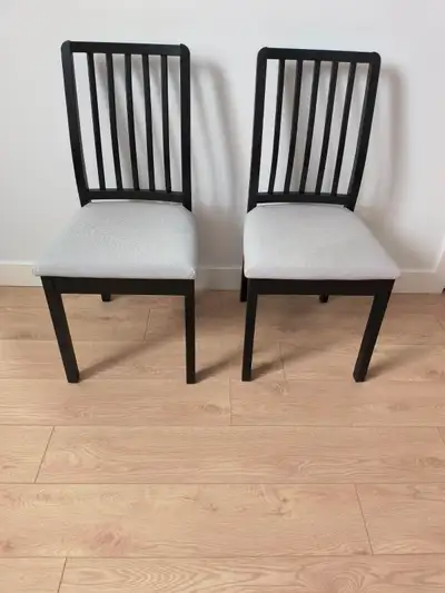 Deux chaises de cuisine en bois massif, View more