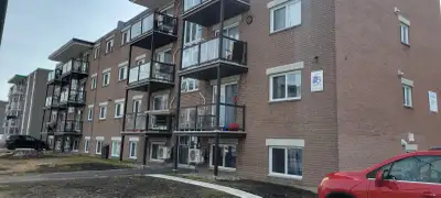 Grand 5 1/2 situé à Beauport, au 3e étage d’un immeuble tranquille. Logement spacieux et lumineux, i...