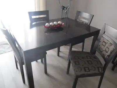 Ensemble de table à dîner en merisier., View more