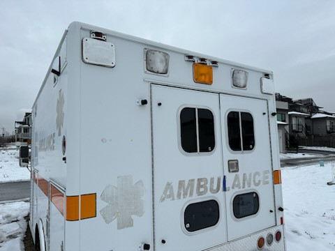 1993 Ford F-350 Ambulance in Cars & Trucks in Burnaby/New Westminster - Image 3