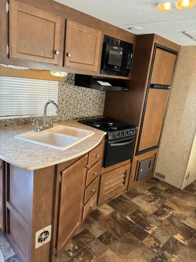 2014 Venture SportTrek 322VBH – Rear Bunkhouse, Outdoor Kitchen, in Travel Trailers & Campers in Regina - Image 9