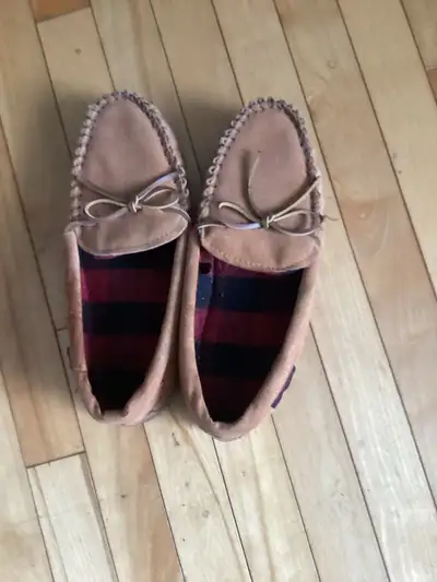 GreatDeal on gently used men’s house slippers, View more