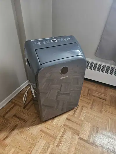 Keep cool this summer with this Hisense portable air conditioner! This unit is in good working condi...