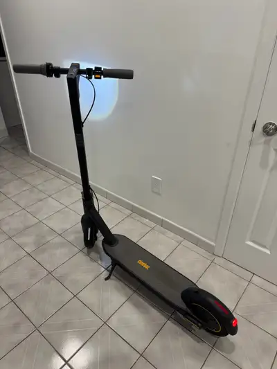 Great Condition. Working perfectly no issues. Speed: 30km / h Range : 65 km Price is firm Include ch...