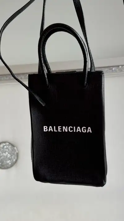 The bag is in very good condition overall. There are some minor signs of wear — light scuffing on th...