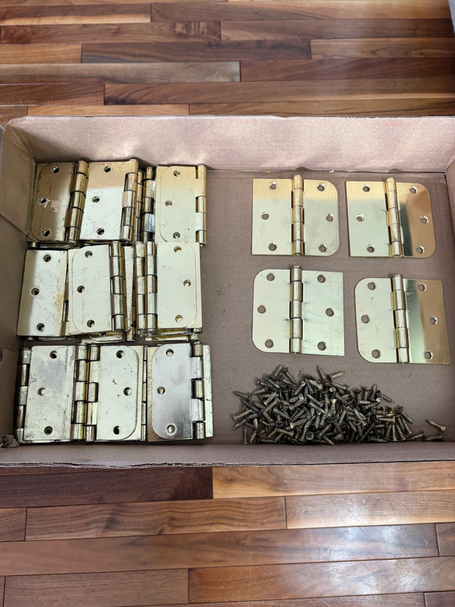 28 Brass Coloured 3.5” Steel Reversible Hinges in Hardware, Nails & Screws in Prince Albert