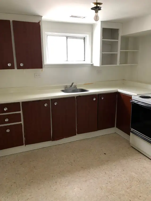 STEELES AND BATHURST VERY BRIGHT ROOM NORTH YORK NEAR BUS/PLAZA