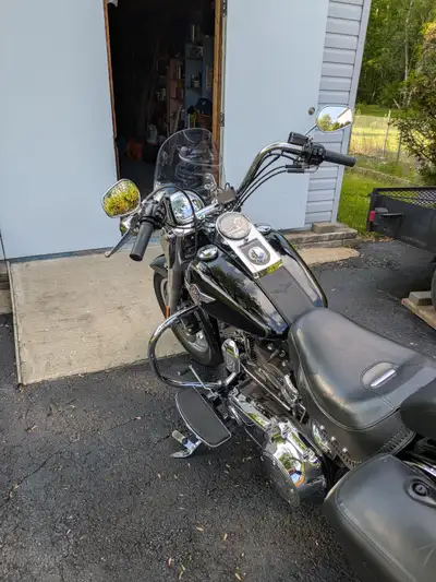J'ai une Harley Davidson flstf (fatboy) 2012 à vendre. Elle a 23,000 km, fonctionne très bien,un sys...