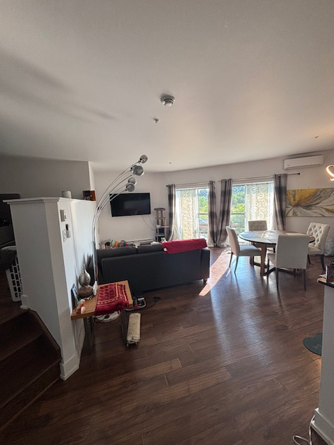 Avec Parking interieur, pres de tous les services, Dix30 Centre d'achat, Epiceries, Loisirs, REM, Hi...