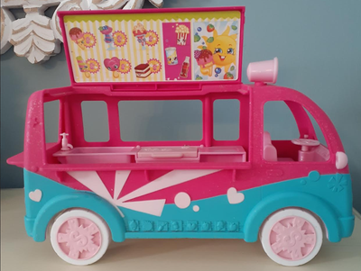 top flips up to display menu, lid on cooler opens and wheels turn - all truck accessories are intact...