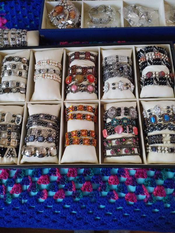 Antique looking stretch bracelets in Jewellery & Watches in St. Catharines - Image 2