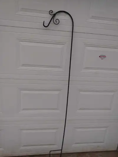 CROCHET POUR JARDINIÈRE EN BONNE CONDITION 10$ SHAWI SUD, View more