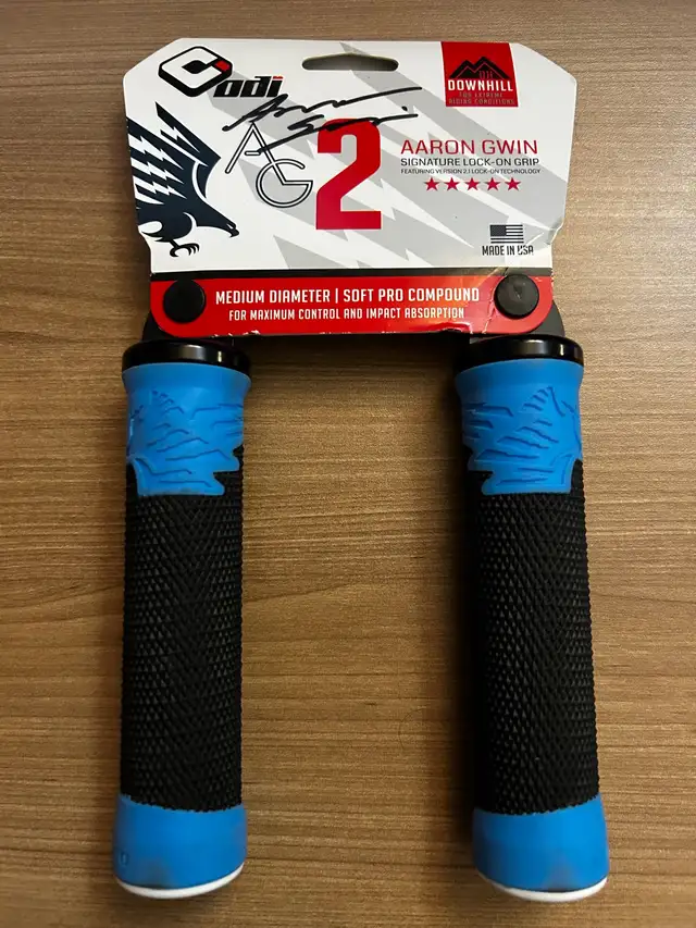 Mountain bike grips ODI AG-2 in Frames & Parts in Gatineau - Image 2
