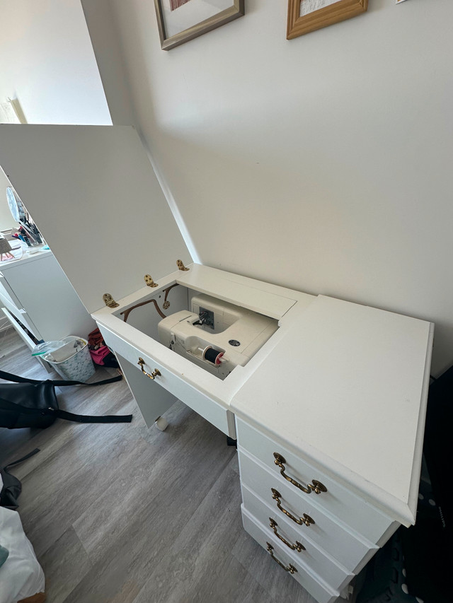 Sewing table and machine in Hobbies & Crafts in Ottawa - Image 4