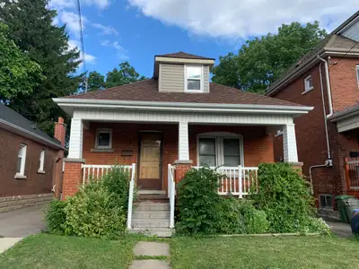 3 Bedrooms Available in a 4 Bedroom House -- Looking for male McMaster Student --Rental Period: Star...