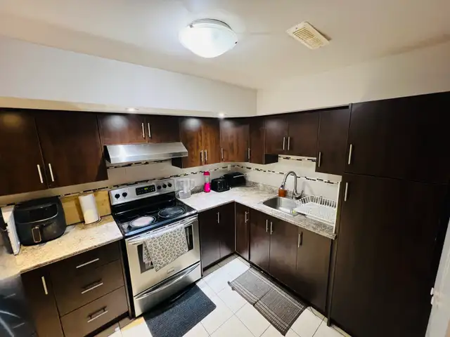 one shared bedroom in two bedroom basement in Room Rentals & Roommates in Mississauga / Peel Region - Image 7