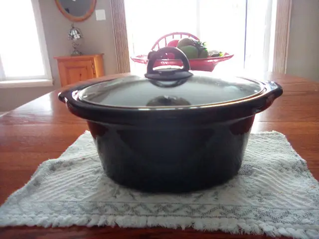 Three quart Crockpot  in Microwaves & Cookers in Sarnia - Image 3